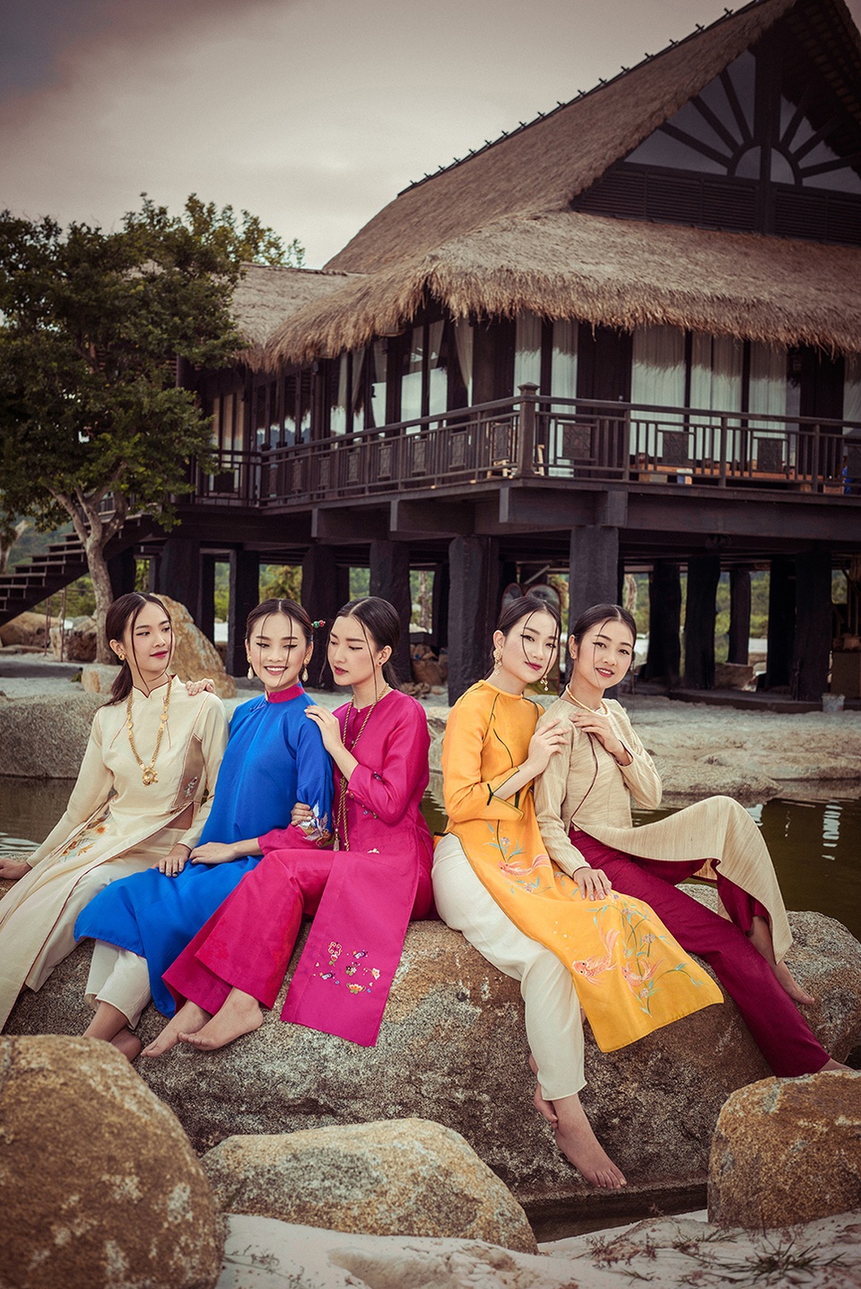 “Nàng thơ xứ Huế” trở lại sau sự cố bỏ thi Hoa hậu Việt Nam - 4
5 cô gái đều sở hữu vẻ đẹp hết sức trong trẻo, dịu dàng và đài các.