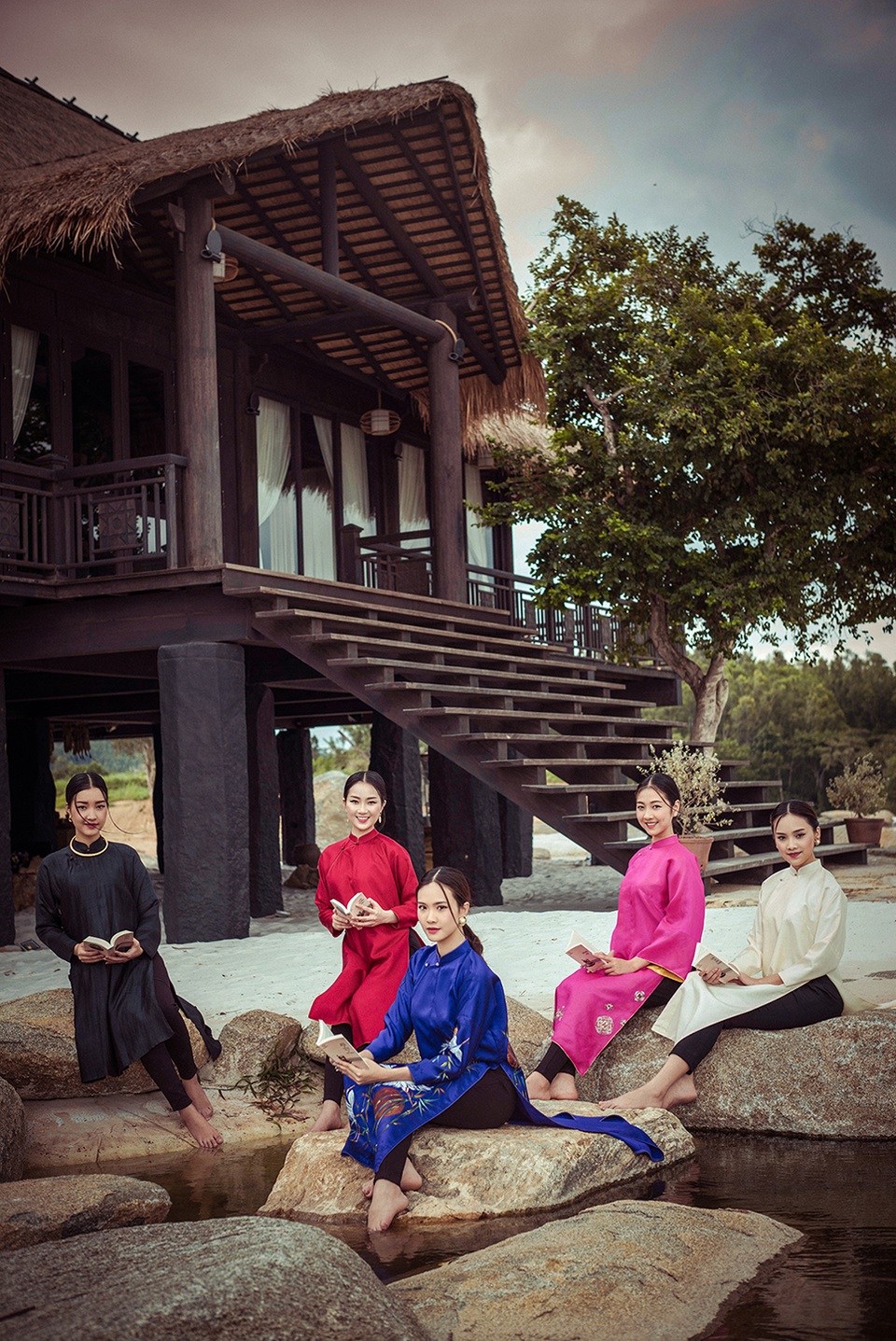 “Nàng thơ xứ Huế” trở lại sau sự cố bỏ thi Hoa hậu Việt Nam - 5 5 bạn cô gái đến từ năm thành phố khác nhau nhưng cả 5 đều là những người có học vấn cao và từng dự đoán có mặt trong Top 10 của Hoa hậu Việt Nam.