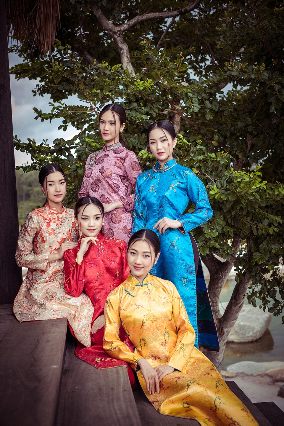 “Nàng thơ xứ Huế” trở lại sau sự cố bỏ thi Hoa hậu Việt Nam - 3 Người đẹp này sau khi xin rút khỏi Hoa hậu Việt Nam đã chuyên tập vào học tập và không xuất hiện trong bất cứ sự kiện nào. Tuy nhiên, mới đây, cô cùng những người đẹp “nặng ký” của Hoa hậu Việt Nam đã hội ngộ trong một bộ ảnh được thực hiện ở “Dubai Việt Nam”.