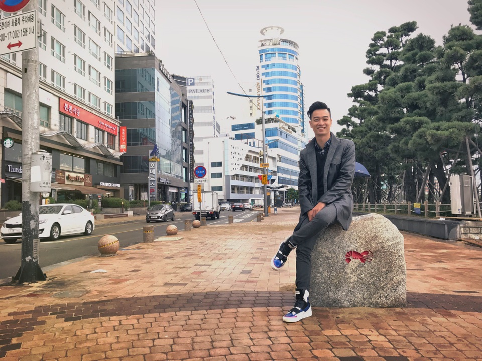 Slim V đưa nón lá qua trình diễn âm nhạc tại Asia Song Festival - 3 Dù mới sang nhưng Slim V đã có thời gian đi thăm thú phố phường Busan.