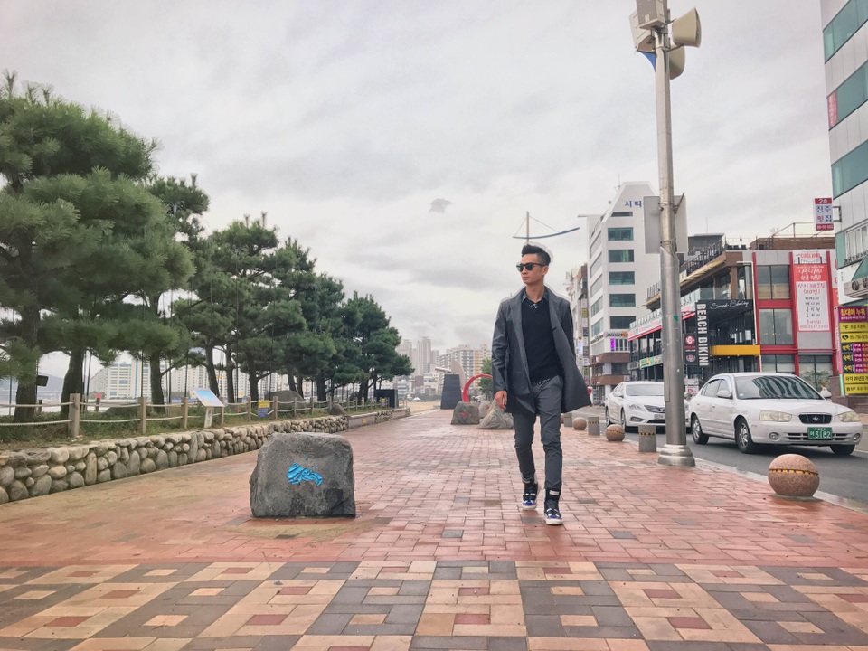 Slim V đưa nón lá qua trình diễn âm nhạc tại Asia Song Festival - 2 Hình ảnh Slim V trên đất nước Hàn Quốc khi vừa đặt chân đến đất nước này.