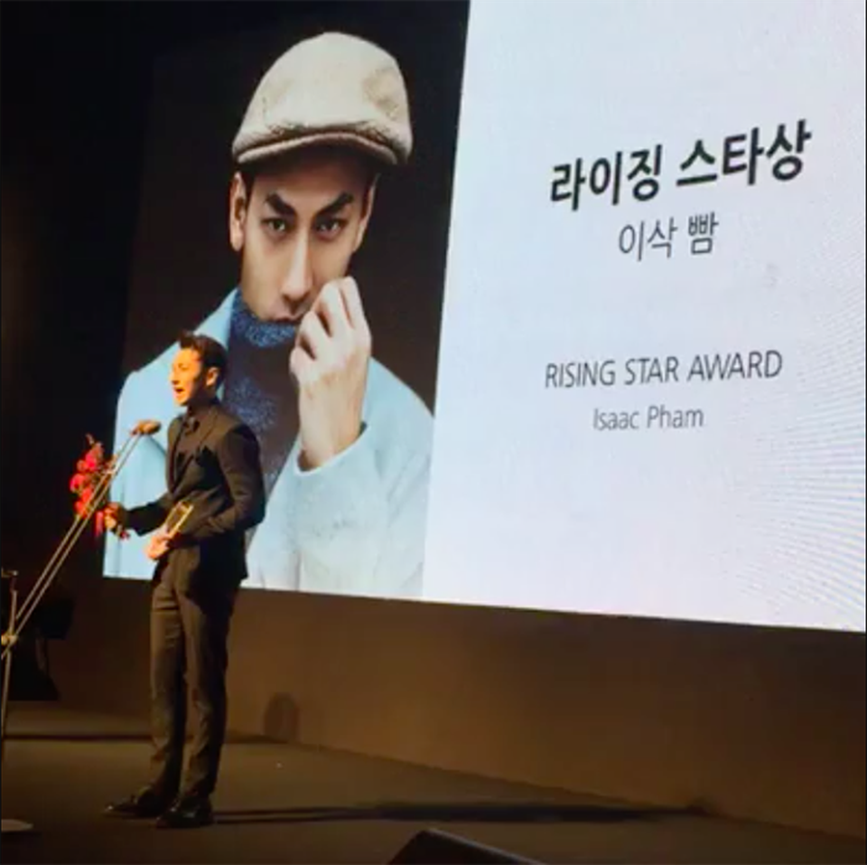 Issac bất ngờ được trao giải “Ngôi sao mới” của LHP Busan - 1 Issac chia sẻ cảm xúc khi lên nhận giải.