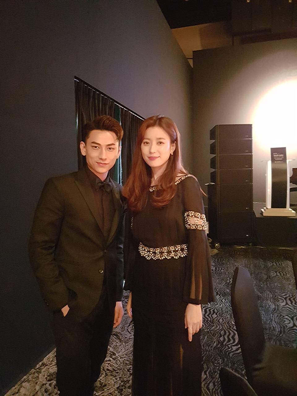 Issac bất ngờ được trao giải “Ngôi sao mới” của LHP Busan - 4 Isaac và Han Hyo Joo.