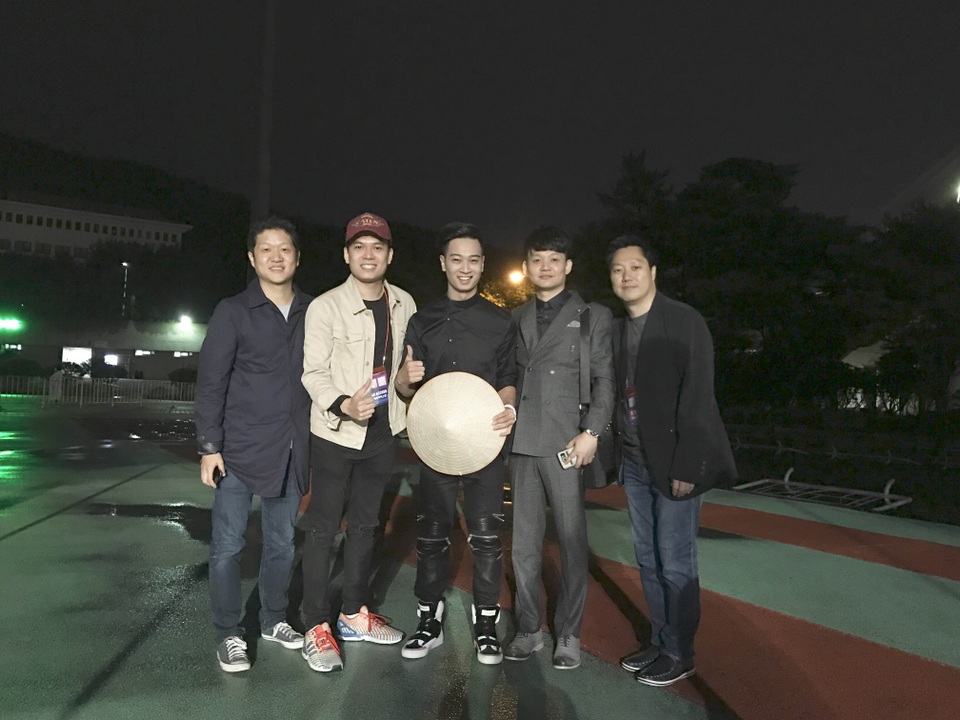 Đại diện Ban tổ chức đã tới gặp cảm ơn Slim V và mời Slim V biểu diễn “tăng 2” tại một Club nổi tiếng nhất Busan. Buổi diễn tại Club này dành riêng cho các công ty giải trí Hàn Quốc tại Hàn Quốc. Slim V đã biến Club trở thành “Chảo lửa”, và được giới giải trí Hàn vô cùng thích thú.