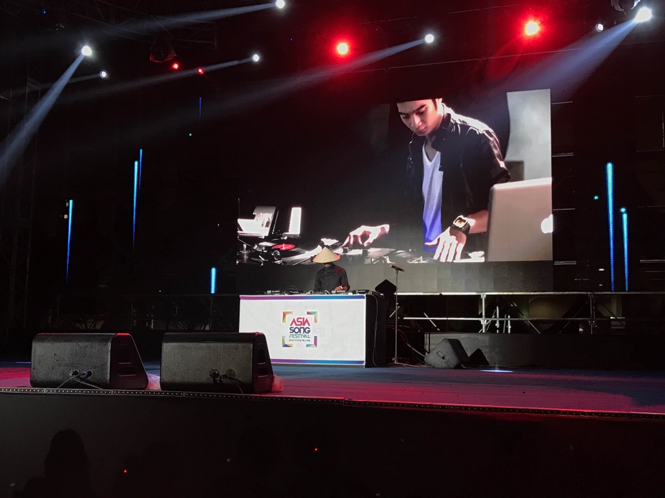 Sự xuất hiện đặc biệt của Slim V với chiếc nón lá cùng một phong cách vừa “ngầu” vừa lịch thiệp đã chinh phục hoàn toàn Ban tổ chức cũng như khán giả.