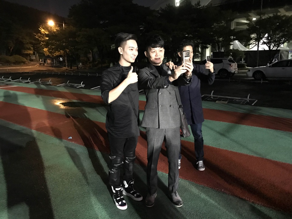 Slim V biểu diễn âm nhạc với nón lá - 9