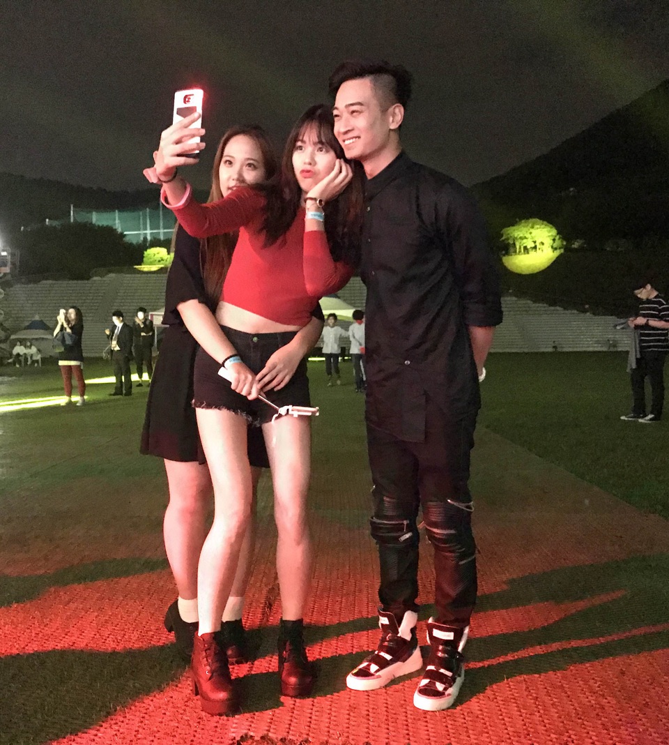 Những ấn tượng mạnh mẽ đó đã giúp Slim V nhận được lời mời tham dự trình diễn tại sự kiện EDM lớn nhất Hàn Quốc vào đầu năm tới đây. Lần đầu xuất hiện nhưng Slim V đã gây được sự chú ý đặc biệt với Asia song festival cũng như giới giải trí Hàn Quốc. Slim V cũng rất bất ngờ khi tới Hàn Quốc biểu diễn lần đầu tiên, nhưng đã có rất nhiều fans là người Việt đã đội mưa ủng hộ anh trong đêm diễn.