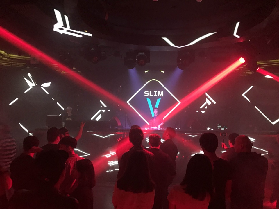 Ngay sau phần giới thiệu nhạc dân gian Việt, Slim V tháo nón lá và bắt đầu thể hiện set nhạc của mình với hit “Dance again” đang được khán giả Việt say mê sau khi ra mắt. Phần trình diễn của Slim V ấn tượng đến mức, Tổng giám đốc tổ chức Asia Song Festival đã phải phát biểu ngay rằng ông vô cùng thích thú với hình ảnh cũng như tài năng của Slim V. Đ