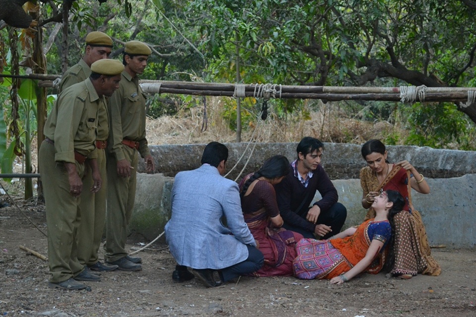 Cô bé hồi tỉnh sau khi hoàn thành cảnh quay đầy mạo hiểm.