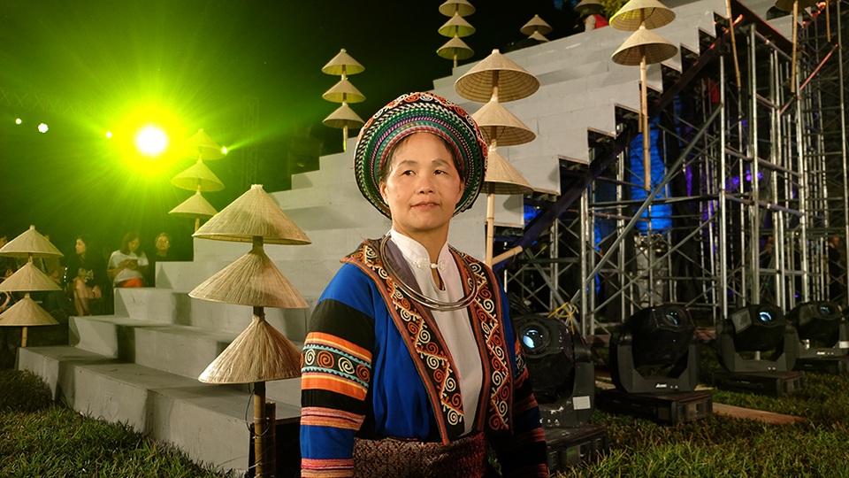 Nghệ nhân Vàng Thị Mai đến từ Hà Giang nổi tiếng với dệt thổ cẩm cũng là một khách mời trình diễn.