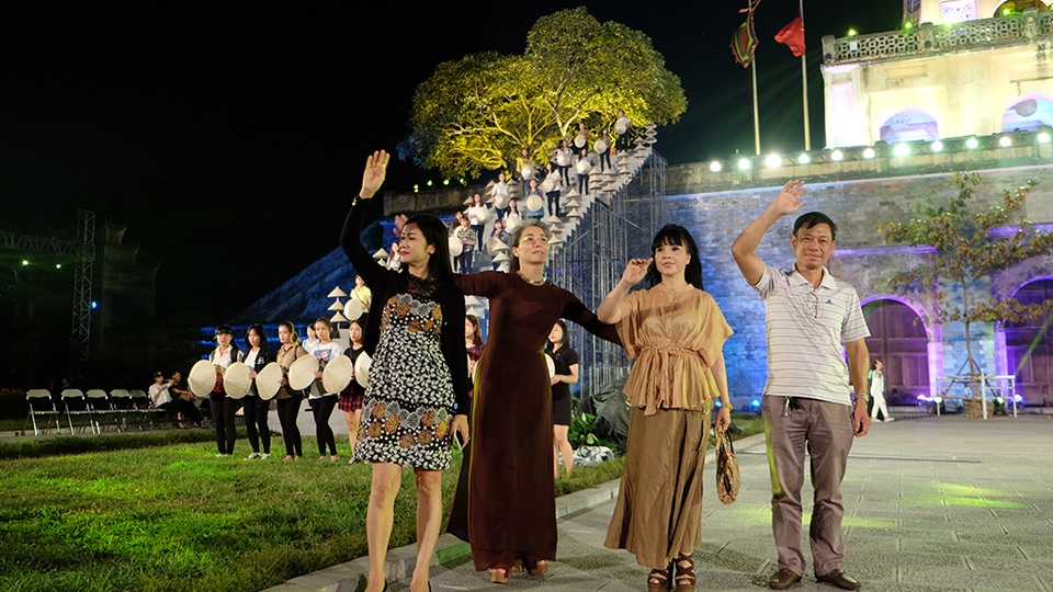 Các nghệ sĩ trên sân khấu tổng duyệt.