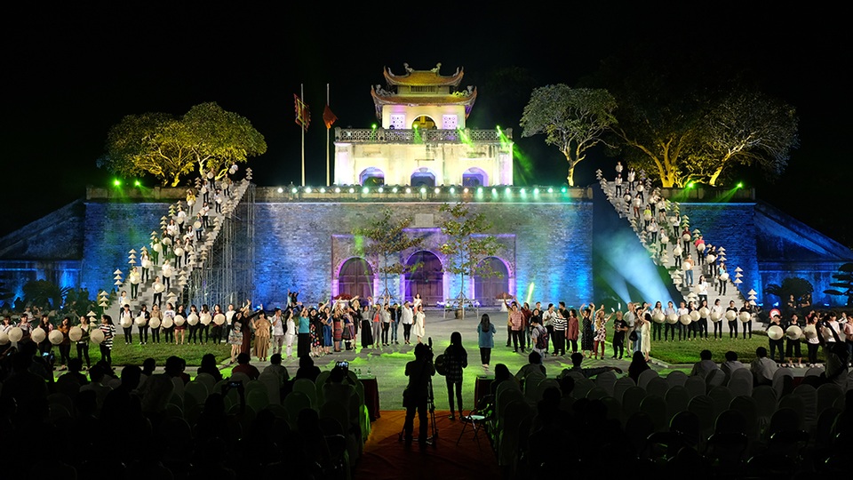 
Quảng trường Đoan Môn trở thành một sân khấu lung linh với muôn sắc màu.
