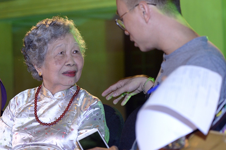 Cụ Sính diện áo dài đến dự họp báo Festival Áo dài Hà Nội tại Hoàng thành Thăng Long.