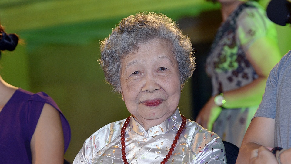cụ bà Nguyễn Thị Sính dù đã 90 tuổi những vẫn còn khoẻ mạnh và minh mẫn.