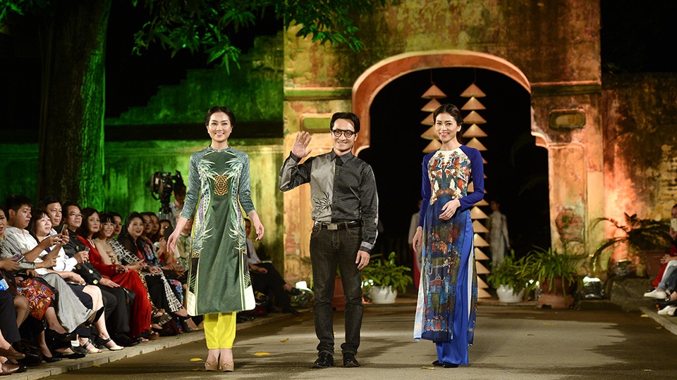 Nhà thiết kế Quang Huy và các người mẫu trong buổi họp báo giới thiệu về Festival Áo dài Hà Nội 2016 tại Hoàng thành Thăng Long. Ảnh: Mạnh Thắng.