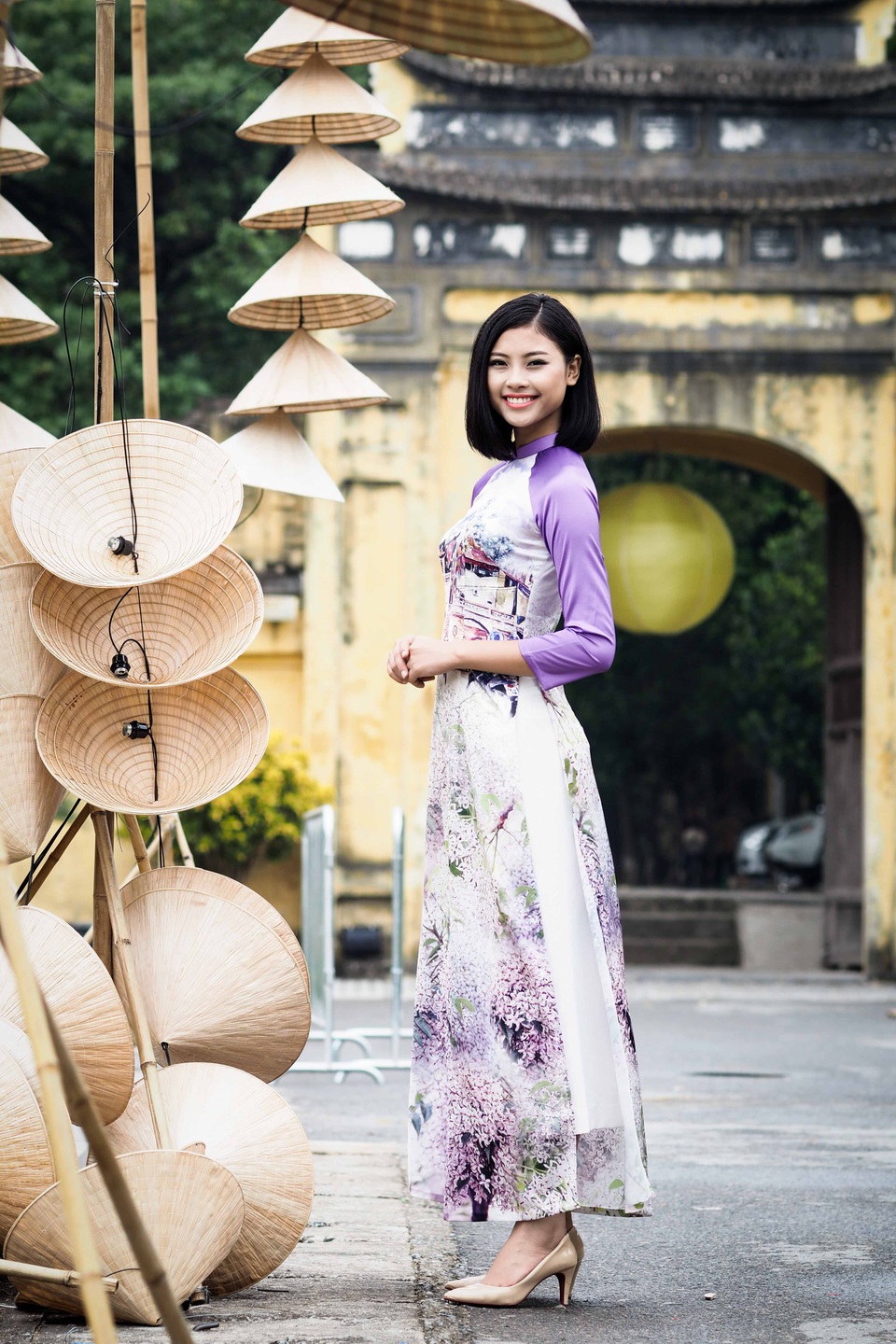 Đào Thị Hà đẹp tinh khôi trong bộ sưu tập áo dài “Hà Nội 12 mùa hoa” - 6 Hình ảnh hoa xoan gắn liền với những con phố.