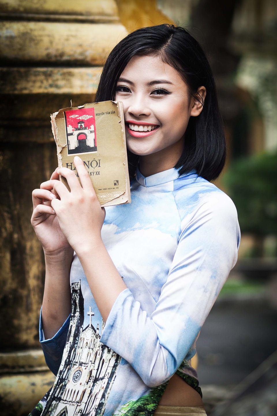 Đào Thị Hà đẹp tinh khôi trong bộ sưu tập áo dài “Hà Nội 12 mùa hoa” - 4 Nụ cười toả nắng của Người đẹp Phố biển Cửa Lò càng làm cho vẻ đẹp áo dài thêm tinh khôi.