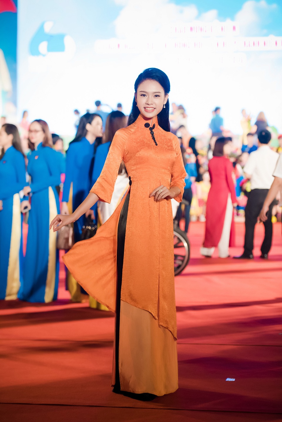 Diện áo dài lạ mắt, “cô gái vàng” của Hoa hậu Việt Nam gây chú ý - 2 Bộ áo dài của Ngọc Vân cũng có thiết kế khá lạ mắt với ba tà áo tách biệt nhau ở phía trước, được thiết kế với độ dài ngắn khác nhau, mang lại sự bay bổng và thanh thoát cho người đẹp có học vấn “khủng” nhất cuộc thi Hoa hậu Việt Nam 2016.