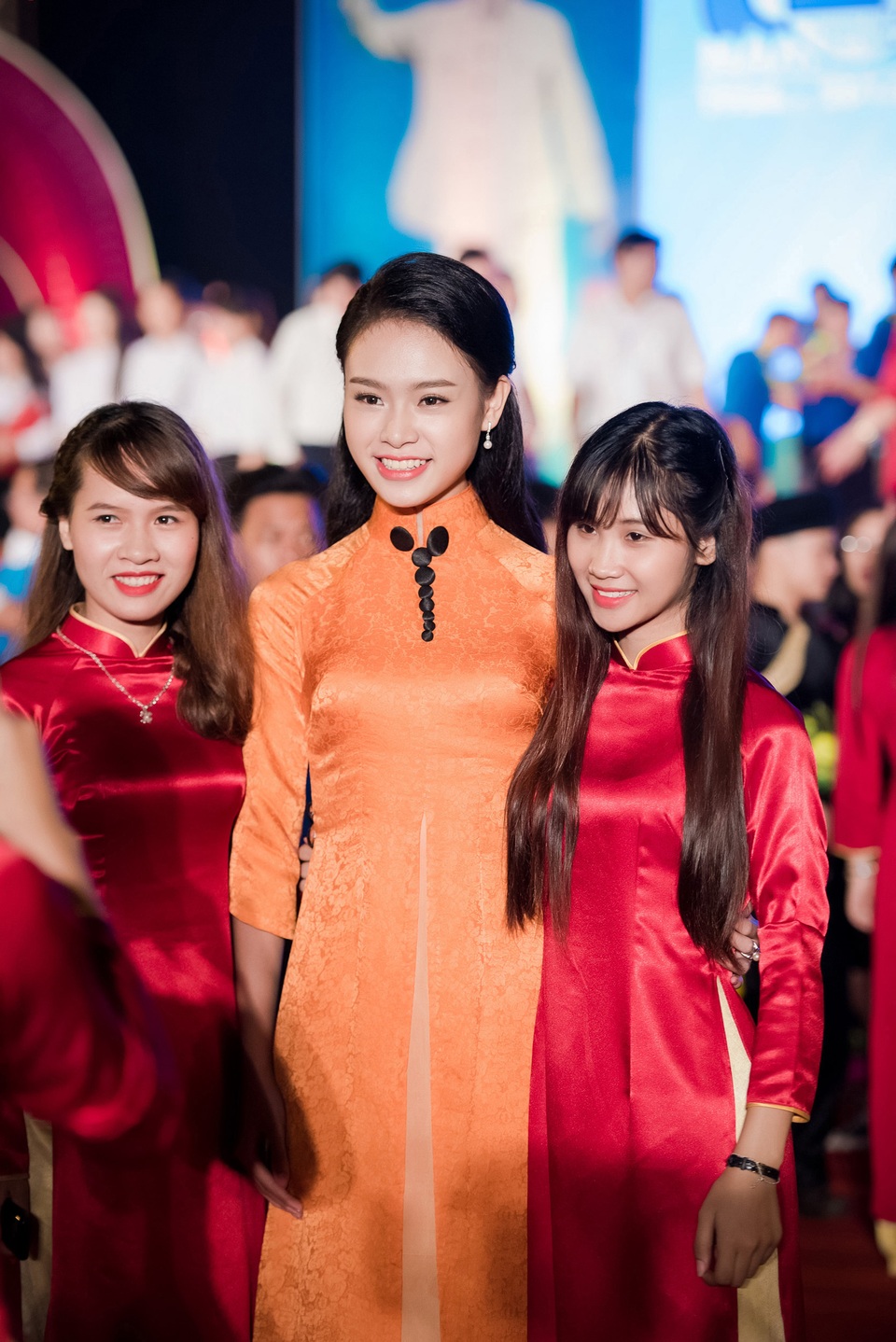 Diện áo dài lạ mắt, “cô gái vàng” của Hoa hậu Việt Nam gây chú ý - 7
Bản thân Ngọc Vân cũng đang có nhiều hoạt động từ thiện, xã hội rất ý nghĩa kể từ sau cuộc thi Hoa hậu Việt Nam 2016. Vừa qua, cô đã dành toàn bộ tiền thưởng từ giải thưởng “Người đẹp truyền thông”, đồng thời kêu gọi thêm các nhà hảo tâm để thực hiện chương trình từ thiện “Kết nối yêu thương – Nâng bước đến trường” tại tỉnh Đăk Lăk với các hoạt động: xây nhà tình nghĩa, tặng bàn học, xe đạp, sách vở cho học sinh nghèo. Người đẹp cũng đang ấp ủ dự án thành lập quỹ từ thiện của riêng mình trong thời gian tới.