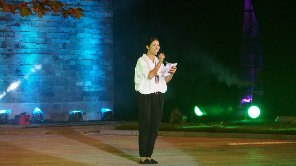 Hoa hậu Ngọc Hân làm MC cho chương trình.