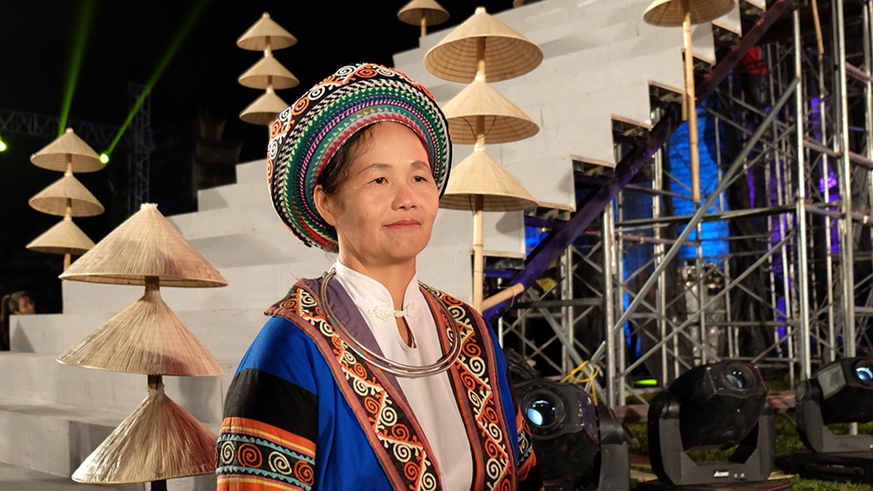 Nghệ nhân Vùng Thị Mai nổi tiếng về dệt lanh ở Hà Giang.