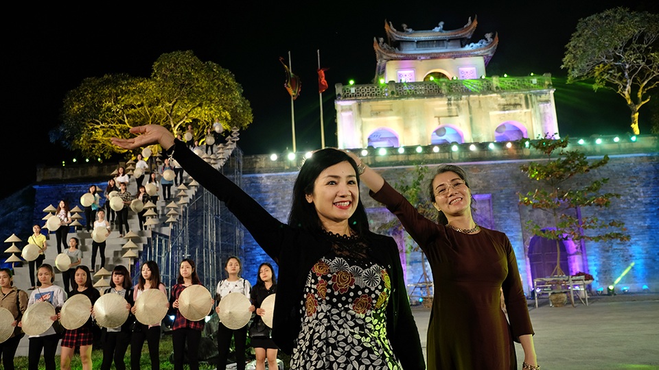 NSƯT Thu Hà bên nhà thiết kế La Hằng.