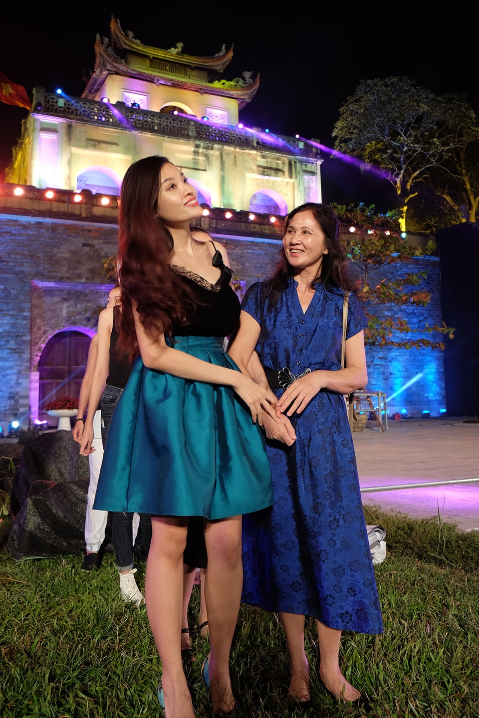 NSƯT Thanh Huyền (váy xanh) bên người mẫu.