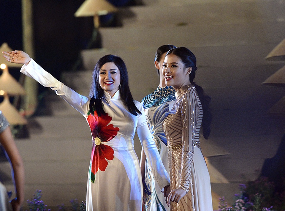 NSƯT Thu Hà cùng dàn người mẫu.