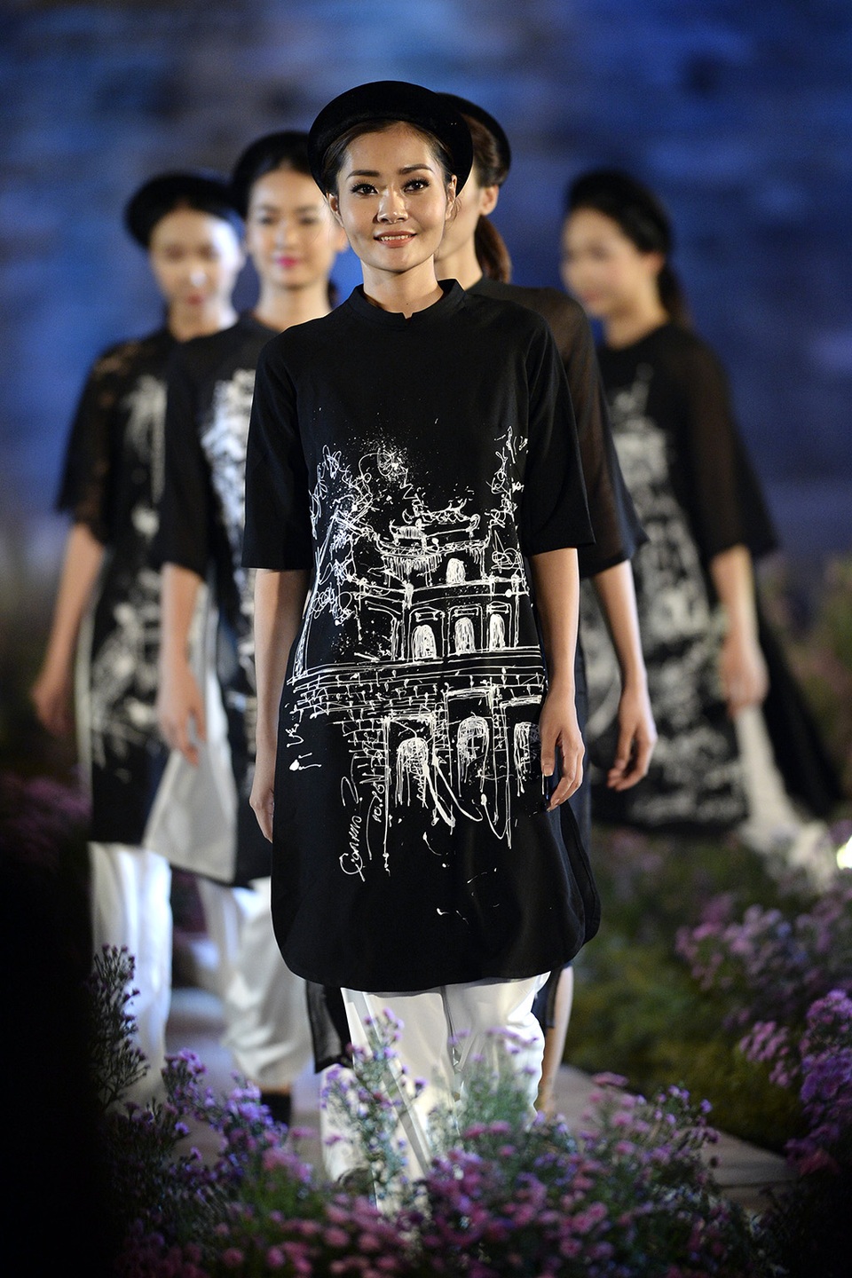 Bộ sưu tập áo dài cách tân in những hình ảnh quen thuộc của Hà Nội.