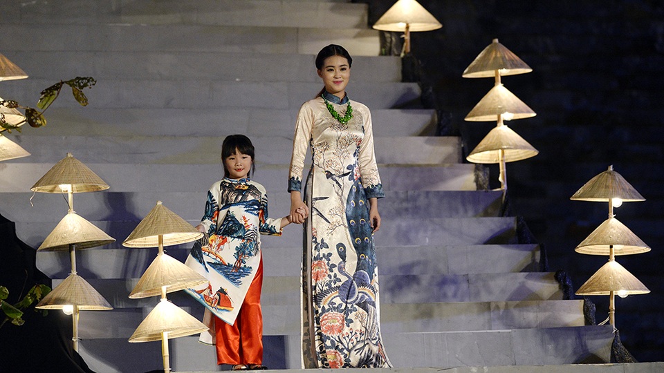 Áo dài cho trẻ thơ.