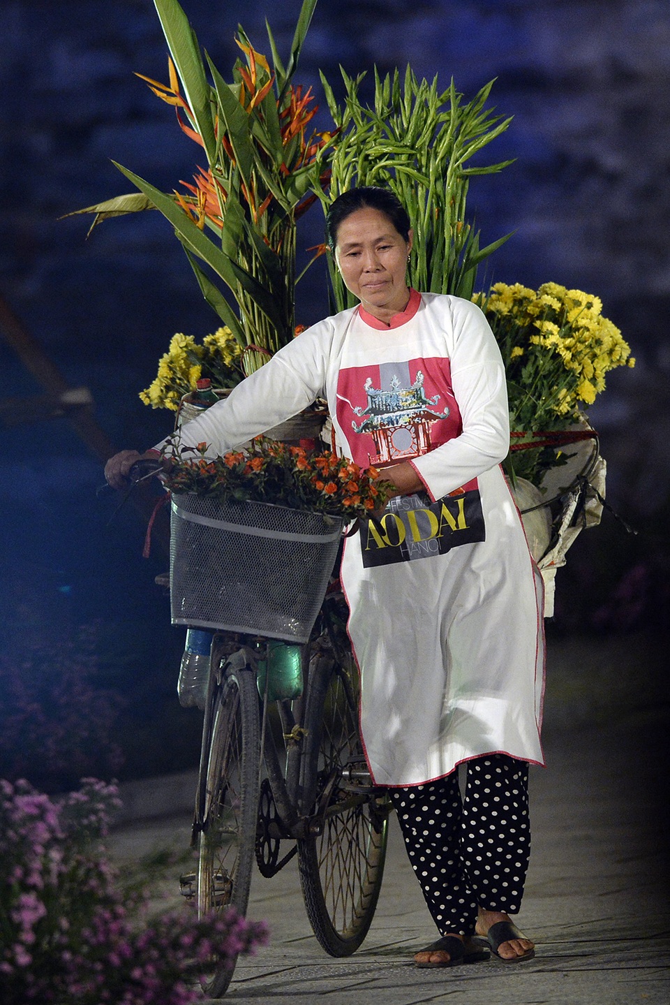 Những chiếc xe hoa rất đặc trưng của phố phường Hà Nội. Người trình diễn cũng là những người bán hoa quen thuộc trên nhiều con phố.