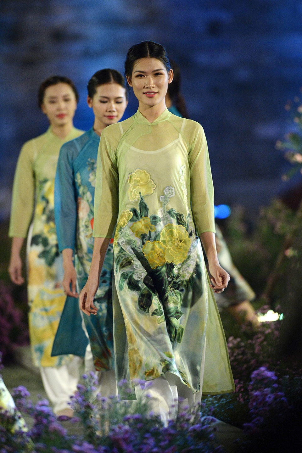 Những loài hoa đặc trưg của Hà Nội được tài hiện trên áo dài bằng công nghệ in 3D và thêu.