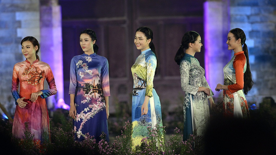 
Hà Nội 12 mùa hoa thể hiện đậm đặc trên những tà áo dài truyền thống
