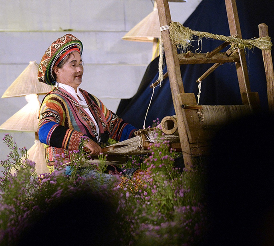 Nghệ nhân Vàng Thị Mai nổi tiếng về nghề dệt lanh của người Mông ở Hà Giang.