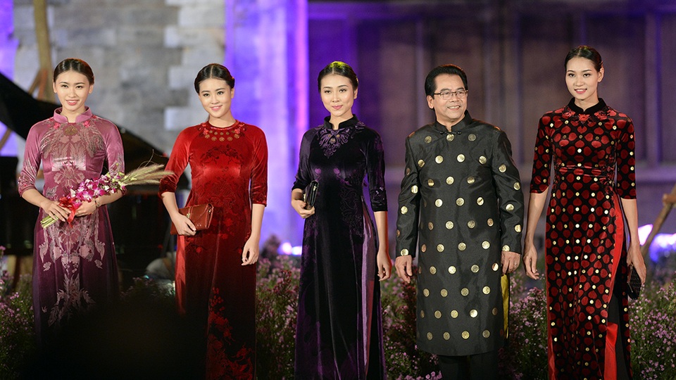 NSND Trần Nhượng cùng dàn người mẫu.