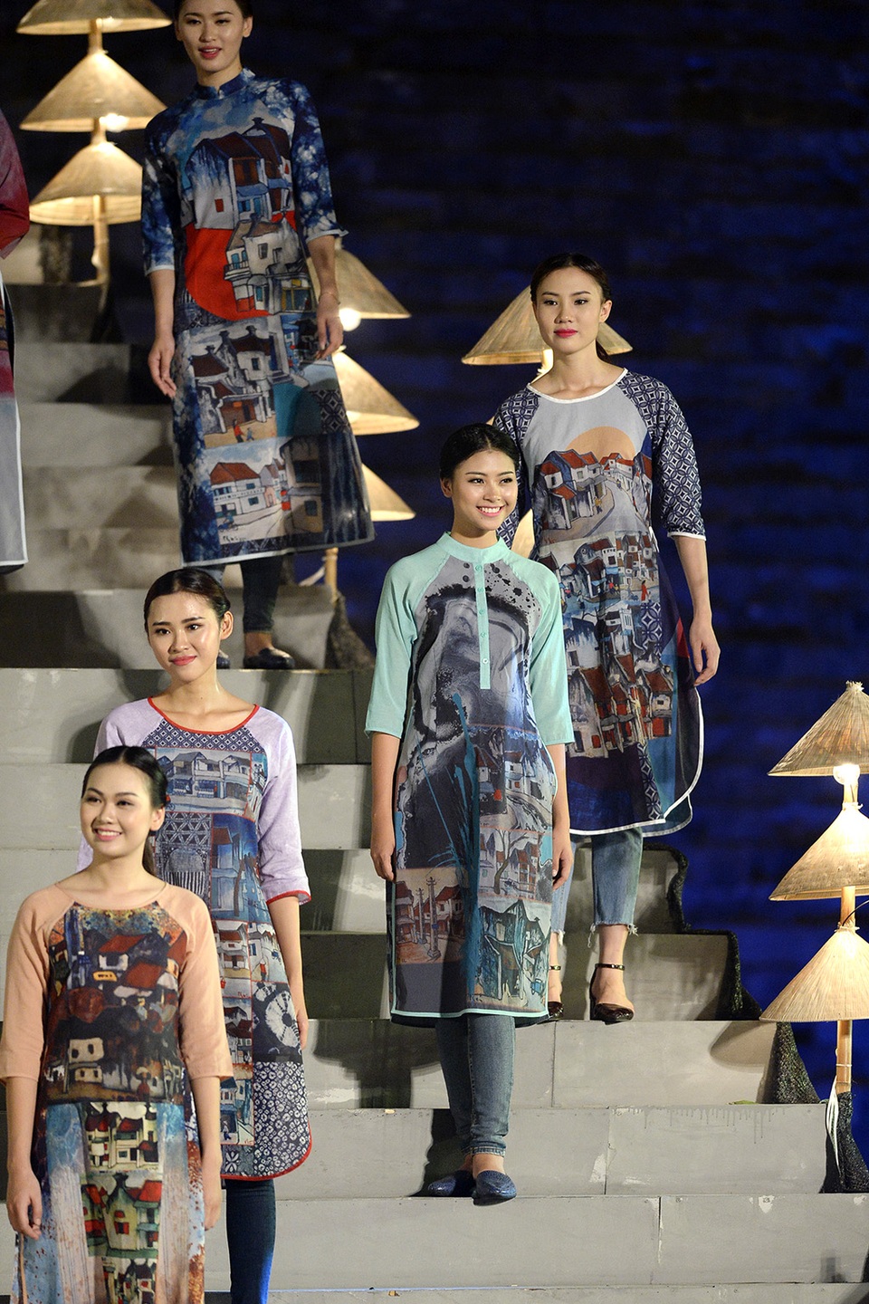 Tranh vẽ phố Hà Nội cũng được tái hiện trên những tà áo dài cách điệu phối với quần Jean.