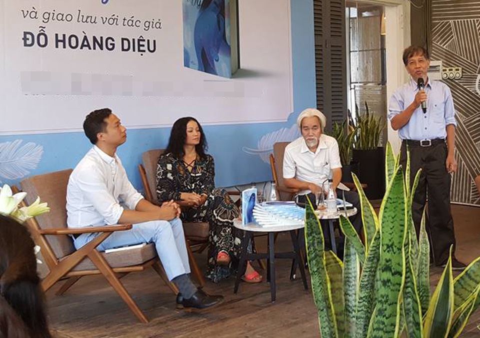 "Hiện tượng" Đỗ Hoàng Diệu trở lại văn đàn sau 11 năm xa vắng - 2 Nhà văn Nguyễn Huy Thiệp (đứng) đang chia sẻ những cảm xúc của ông về Đỗ Hoàng Diệu. Ảnh: Minh Thắng.