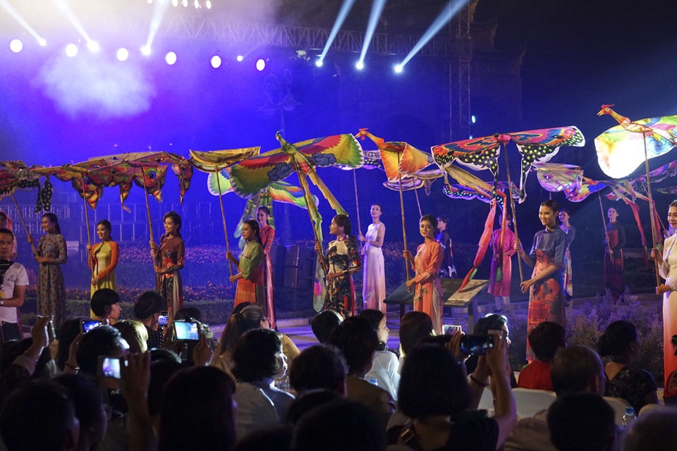Bế mạc Festival Áo dài Hà Nội 2016: Những khoảnh khắc khó quên - 9 Bế mạc Festival Áo dài Hà Nội 2016: Những khoảnh khắc khó quên - 9