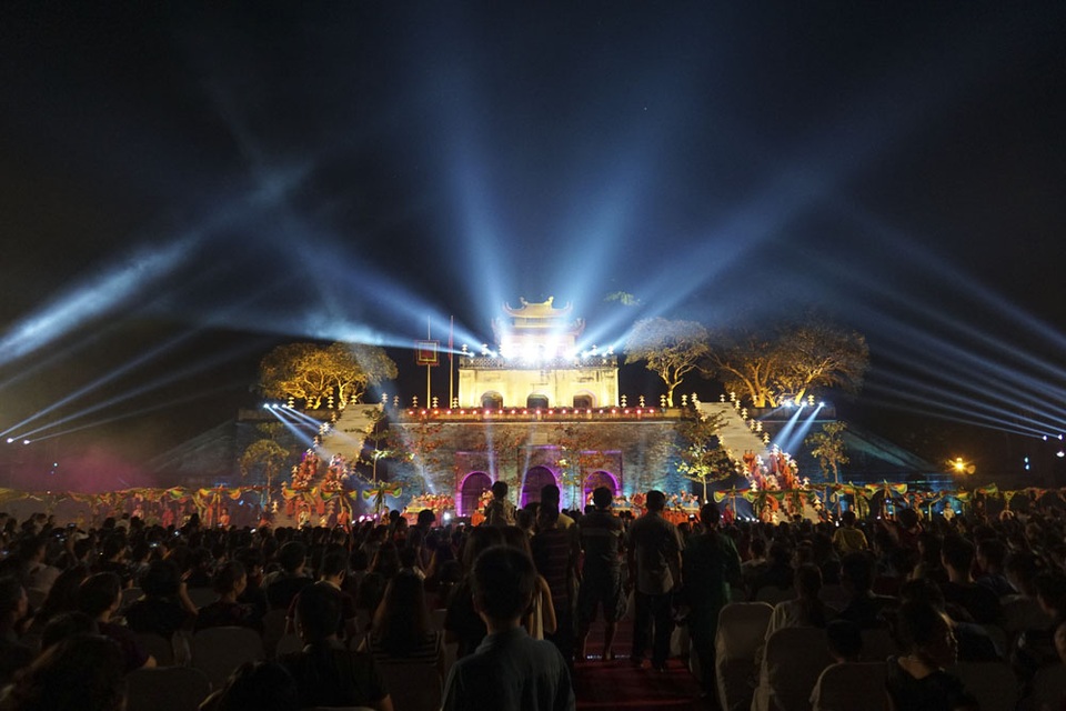 Bế mạc Festival Áo dài Hà Nội 2016: Những khoảnh khắc khó quên - 2 Khán giả đã đến xem đêm bế mạc rất đông. Nhiều người vẫn háo hức muốn được xem tiếp những tiết mục trình diễn đầy tính nghệ thuật và sáng tạo.