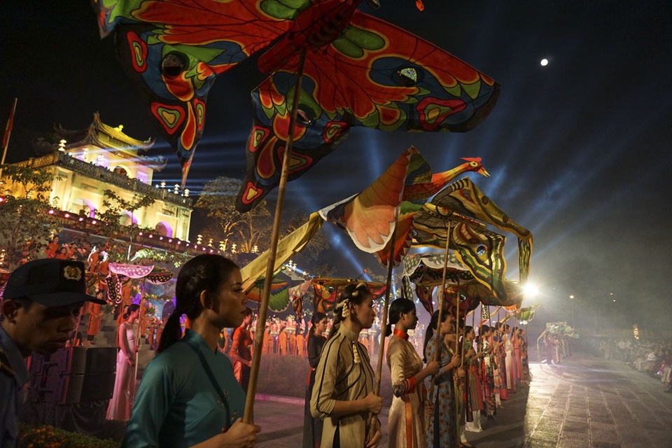 Bế mạc Festival Áo dài Hà Nội 2016: Những khoảnh khắc khó quên - 10 Không gian sân khấu Festival Áo dài Hà Nội 2016 tối qua ngợp bóng những cánh diều. Dàn người mẫu cũng thướt tha áo dài và rất rạng rỡ khi thể hiện các tiết mục.