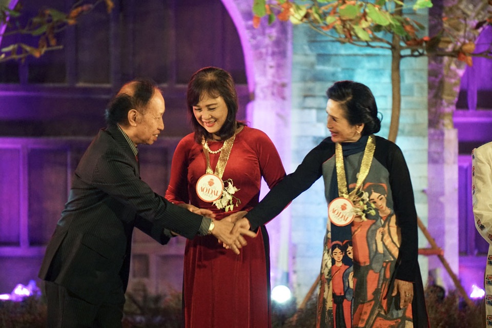 Bế mạc Festival Áo dài Hà Nội 2016: Những khoảnh khắc khó quên - 4
Nhà báo Phạm Huy Hoàn bắt tay cảm ơn các nghệ sĩ điện ảnh hàng đầu Việt Nam - NSND Trà Giang, NSND Hoàng Cúc đã tham gia Festival áo dài Hà Nội 2016.