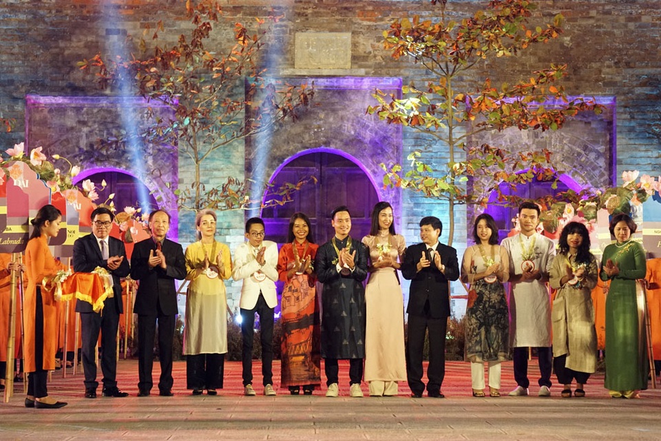 Bế mạc Festival Áo dài Hà Nội 2016: Những khoảnh khắc khó quên - 5
Tại lễ bế mạc, ông Ngô Văn Quý - Phó Chủ tịch UBND TP. Hà Nội, Trưởng BTC Festival Áo dài Hà Nội; ông Đỗ Đình Hồng - GĐ Sở Du lịch Hà Nội; nhà báo Phạm Huy Hoàn - TBT báo Dân Trí; bà Lê Kim Anh - Phó Chủ tịch Hội LHPN Hà Nội trao hoa tôn vinh các nghệ sĩ đã đóng góp vào sự thành công của Festival Áo dài Hà Nội 2016. Đại diện BTC cũng trao hoa tôn vinh các nhà thiết kế, những hạt nhân tạo nên sự thành công của Festival Áo dài Hà Nội 2016.