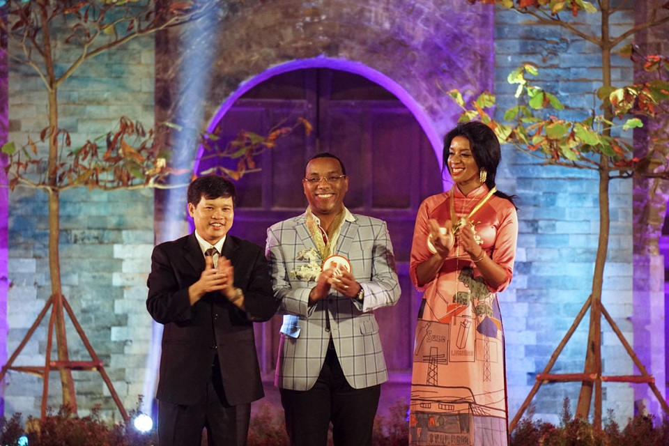 Bế mạc Festival Áo dài Hà Nội 2016: Những khoảnh khắc khó quên - 7
Và vợ chồng Đại sứ Haiti. Bà phu nhân Đại sứ Haiti là người đã đồng hành cùng Festival Áo dài Hà Nội trong đêm khai mạc và bế mạc.