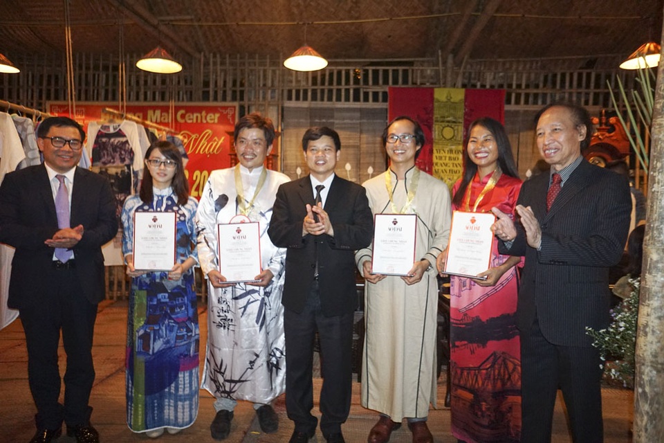 Bế mạc Festival Áo dài Hà Nội 2016: Những khoảnh khắc khó quên - 17
Nhiều gương mặt nhà thiết kế Duy Nguyễn, Duyên Hương... cũng đã vinh dự nhận giấy chứng nhận từ BTC