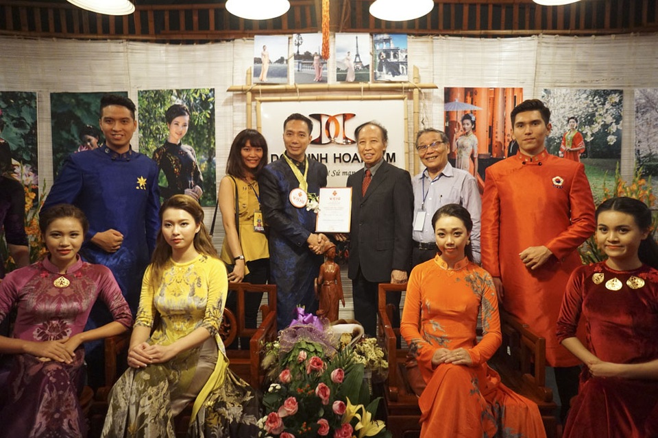Bế mạc Festival Áo dài Hà Nội 2016: Những khoảnh khắc khó quên - 14
BTC trao giấy chứng nhận tới nhà thiết kế Đỗ Trịnh Hoài Nam