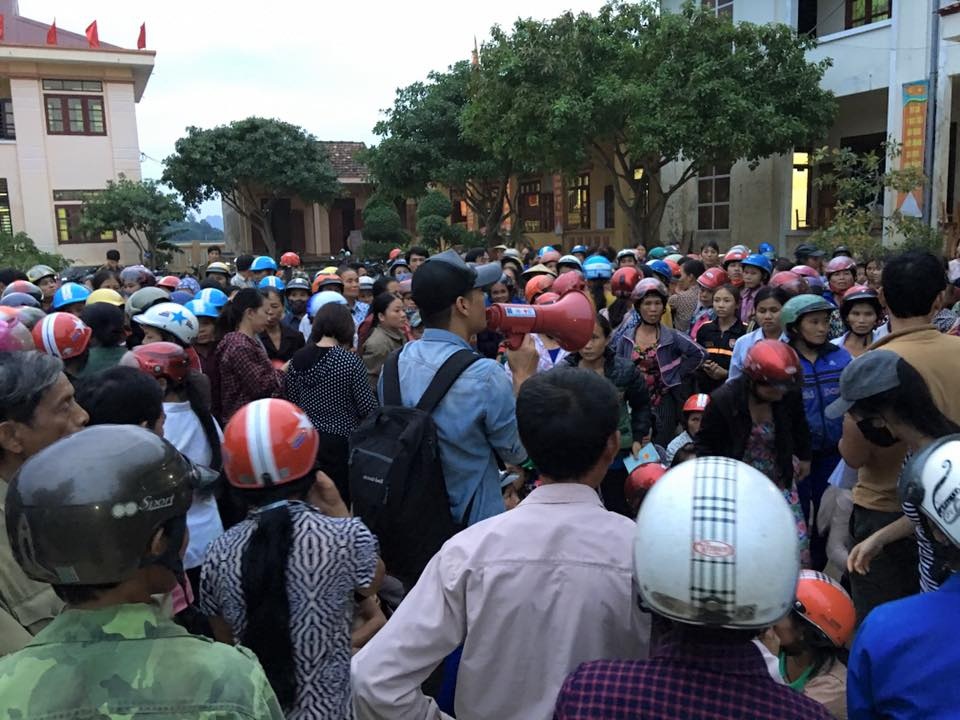Phan Anh đã nhận được 16 tỷ, Hoa hậu Mỹ Linh day dứt với miền Trung - 1 MC Phan Anh giữa vòng vây của những người dân ở Quảng Bình. Ảnh: FBNV.