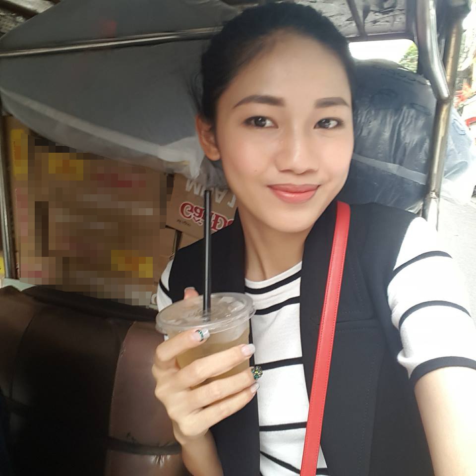 Phan Anh đã nhận được 16 tỷ, Hoa hậu Mỹ Linh day dứt với miền Trung - 4 Á hậu Thanh Tú đi xe ba gác chở nhu yếu phẩm đến điểm tập kết để chuẩn bị lên đường mang vào cho người dân miền trung. Ảnh: FBNV.