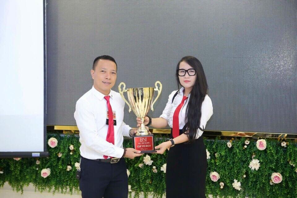 Chân dung nữ doanh nhân kinh doanh ô tô mê viết sách - 2 Bà Hoàng Thư hiện đang là Chủ tịch Tổ chức kết nối doanh nhân toàn cầu. Ảnh: NVCC.