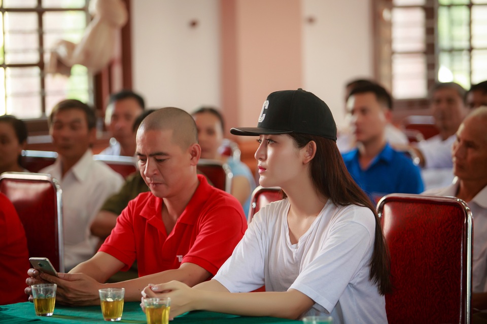 Huyền My nhiều phen lặng người khi vào “rốn lũ” miền Trung - 12 Cô cũng tâm sự đây là ngày Phụ nữ Việt Nam 20/10 đáng nhớ nhất từ trước đến nay của mình khi thay vì quây quần bên bạn bè thì đích thân Huyền My đã cùng mọi người vận chuyển hàng hoá cứu trợ để đưa vào miền Trung.