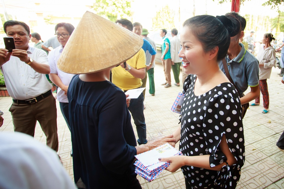 Huyền My nhiều phen lặng người khi vào “rốn lũ” miền Trung - 8 Huyền My cho biết số tiền hơn 300 triệu đồng và toàn bộ số nhu yếu phẩm do các nhà hảo tâm đóng góp đã được gửi tới tận tay những bà con có hoàn cảnh khó khăn.